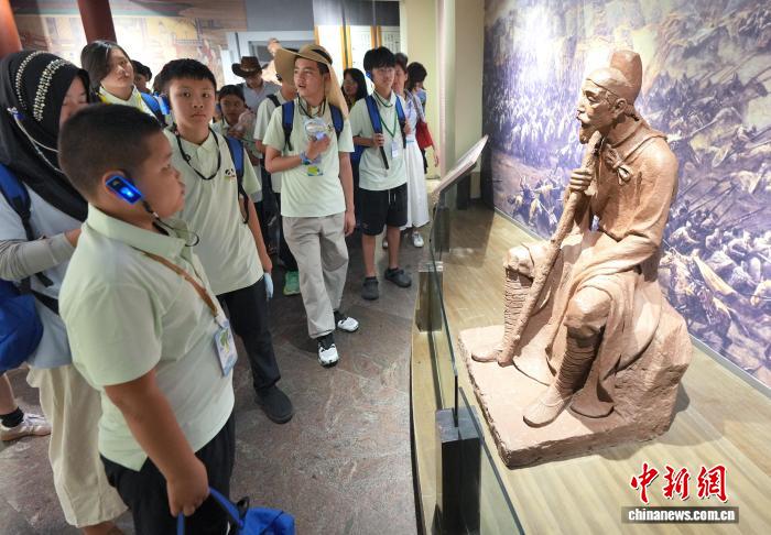 多国华裔青少年在成都杜甫草堂寻中华文脉之根