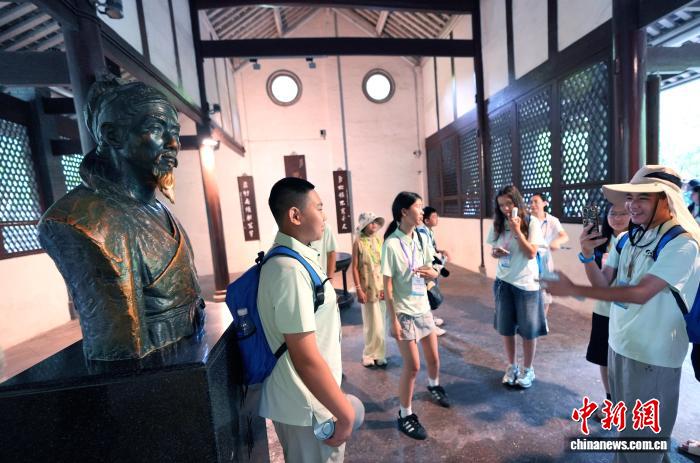 多国华裔青少年在成都杜甫草堂寻中华文脉之根