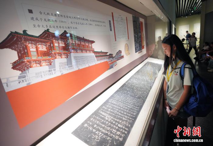 多国华裔青少年在成都杜甫草堂寻中华文脉之根