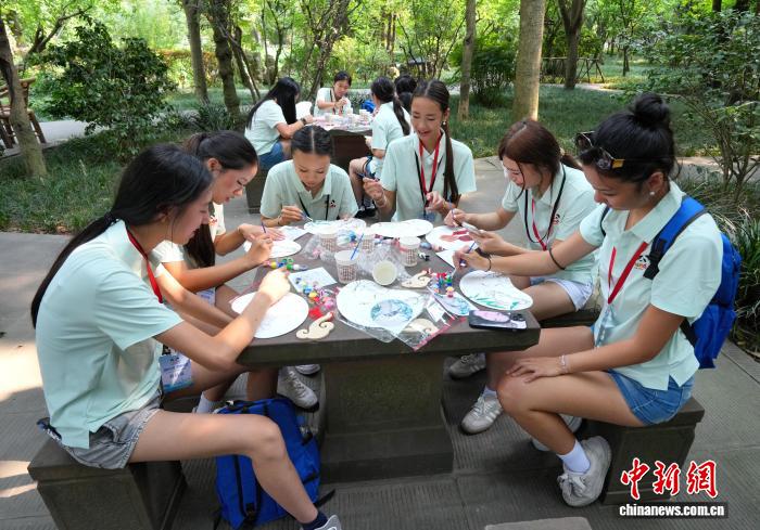 多国华裔青少年在成都杜甫草堂寻中华文脉之根