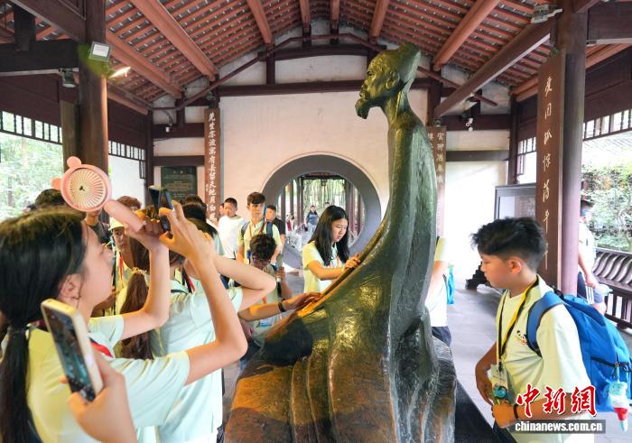 多国华裔青少年在成都杜甫草堂寻中华文脉之根