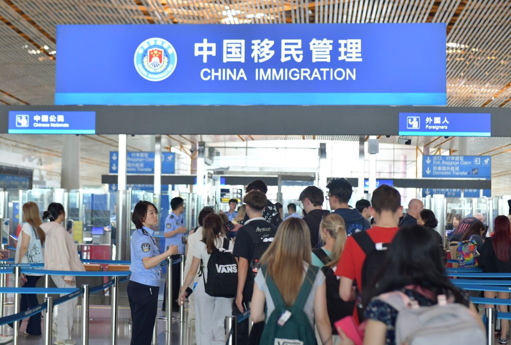 新华鲜报丨创历史新高 上半年3.69亿人次出入境