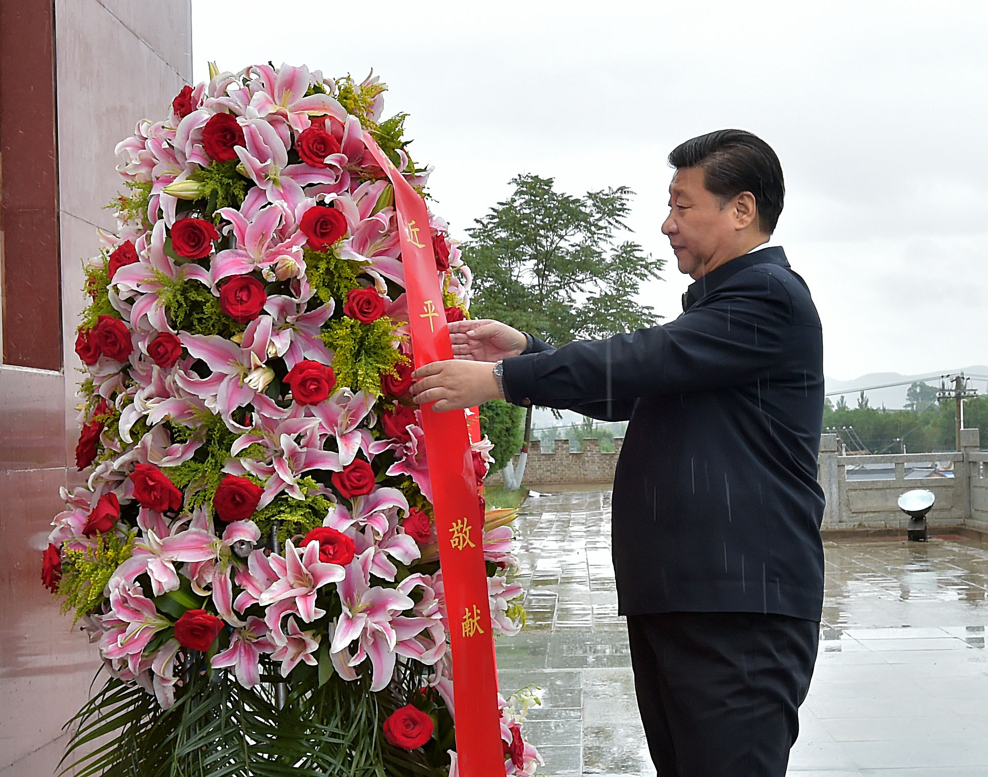 追光的你|这幅油画前,总书记驻足凝视 △ 2016年7月18日,习近平总书记来到宁夏固原市西吉县将台堡,向红军长征会师纪念碑敬献花篮。