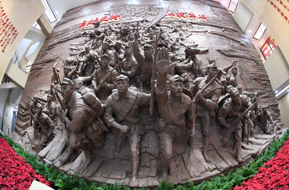 追光的你|这幅油画前,总书记驻足凝视 △ 广西桂林全州县红军长征湘江战役纪念馆内的雕塑。
