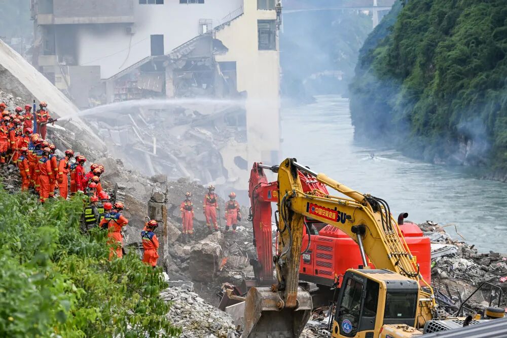 加紧救援,全力搜寻!重庆彭水山体崩塌抢险最新消息→