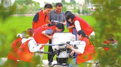 在田间地头学农技 在田间地头学农技