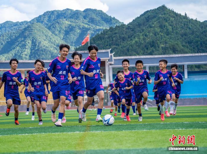 广西金秀学生学足球乐享暑假