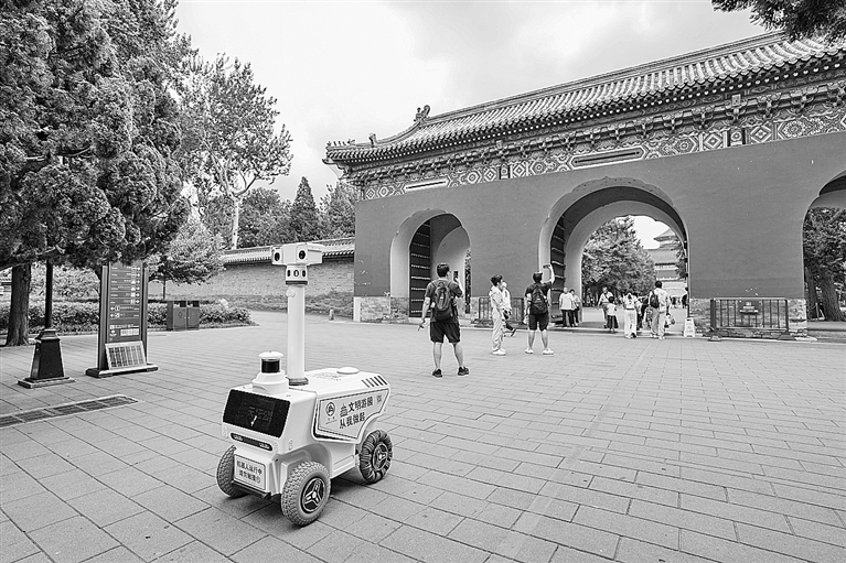 北京:机器人在公园“上岗” 北京:机器人在公园“上岗”