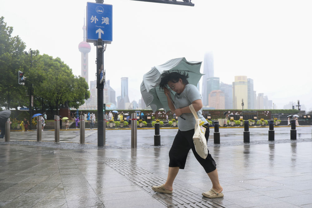 解码魔都|转移安置逾21万人 大城上海迎战“白海豚”