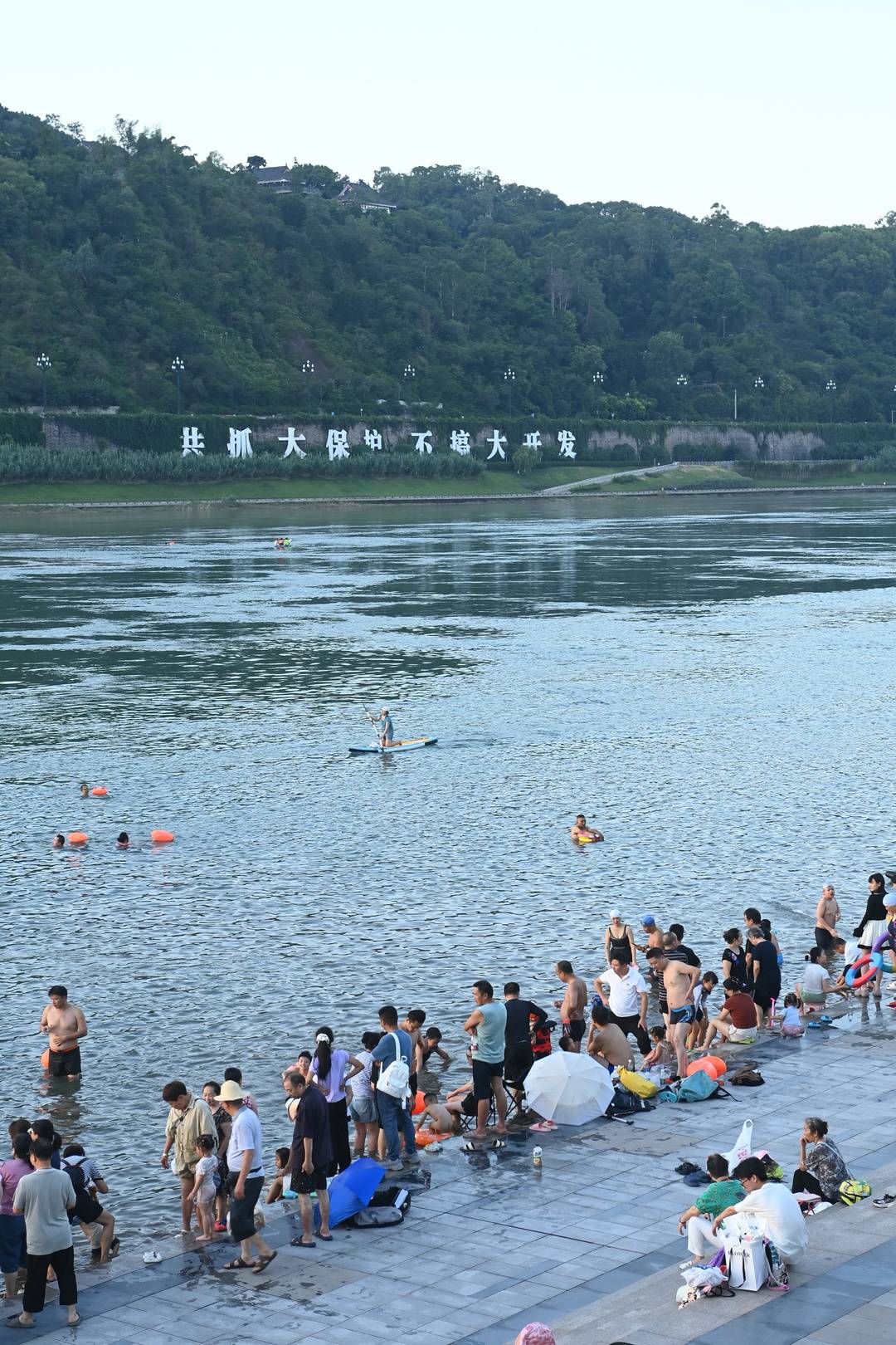 他在长江上开“垃圾船”|人间事儿·长江十年行 他在长江上开“垃圾船”|人间事儿·长江十年行