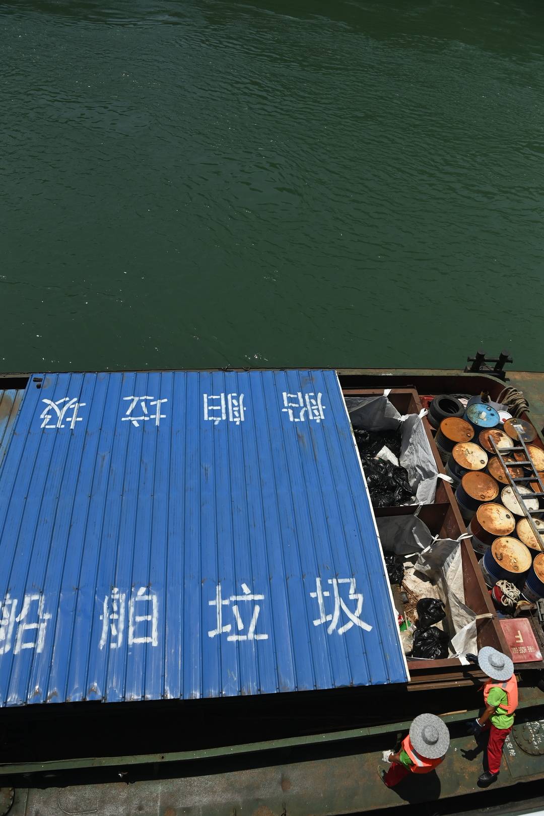 他在长江上开“垃圾船”|人间事儿·长江十年行 他在长江上开“垃圾船”|人间事儿·长江十年行
