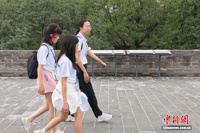 华裔师生漫步西安城墙 感悟古城历史底蕴