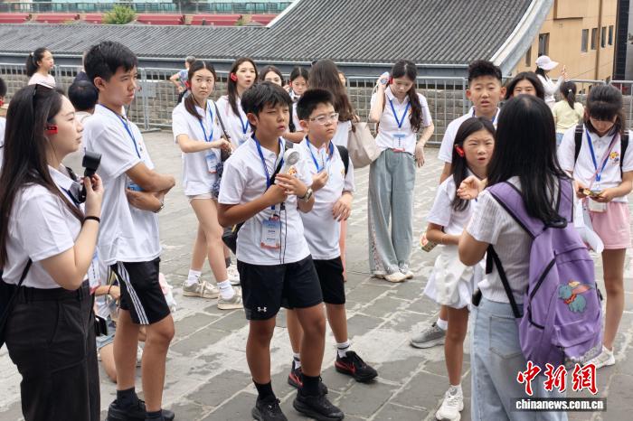 华裔师生漫步西安城墙 感悟古城历史底蕴