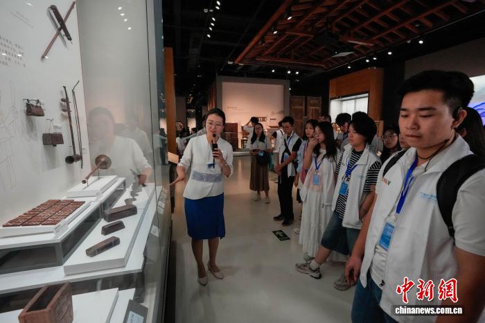 越南青少年参访海南省博物馆 越南青少年参访海南省博物馆
