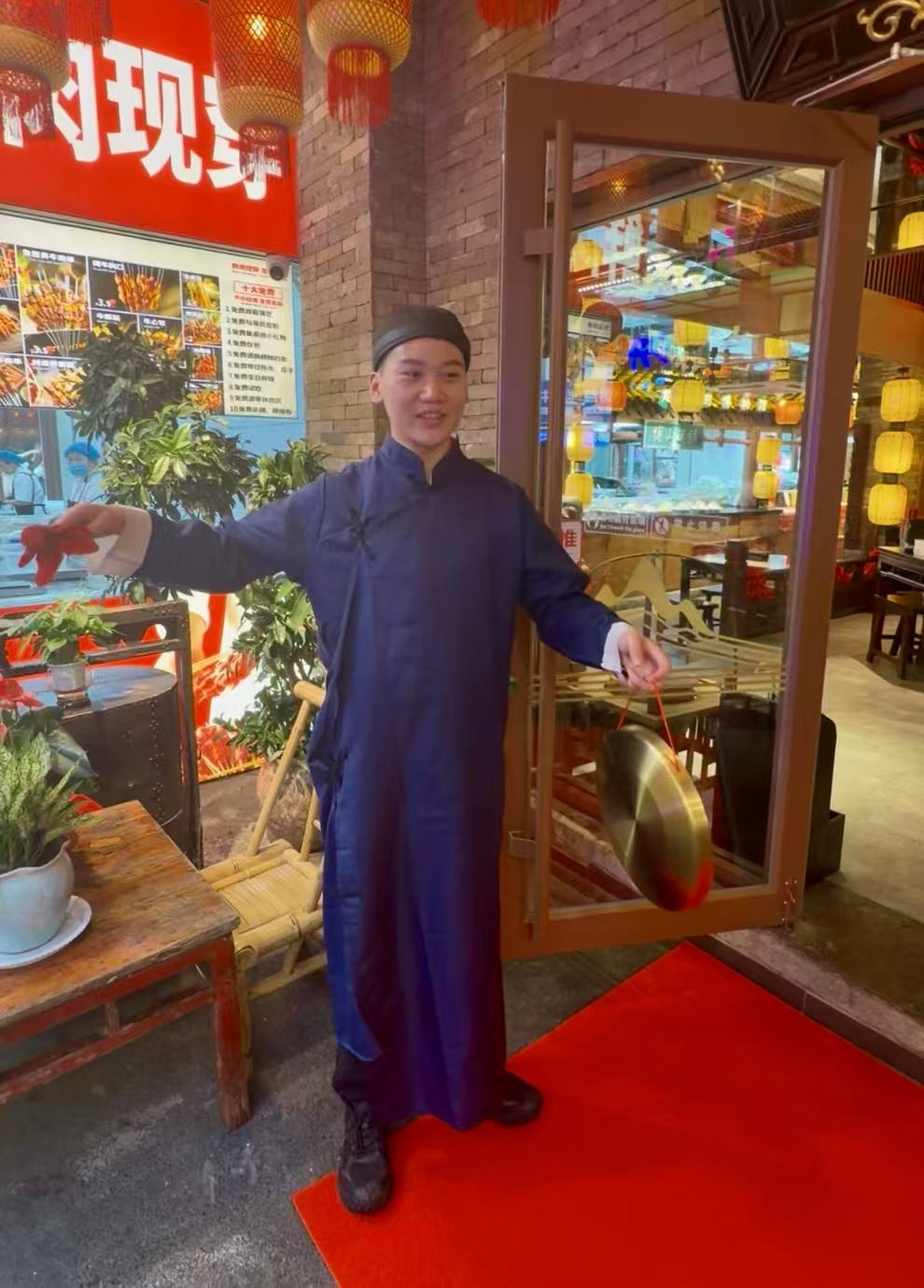“进淄赶烤”如今你给几分?淄博烧烤:烟火气里品“淄”味丨活力中国调研行 “进淄赶烤”如今你给几分?淄博烧烤:烟火气里品“淄”味丨活力中国调研行