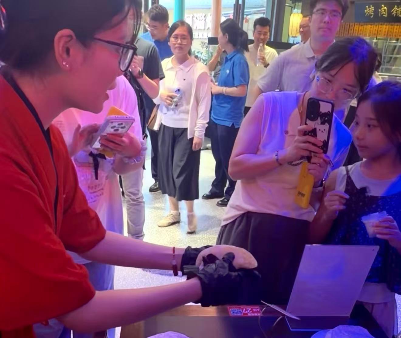 “进淄赶烤”如今你给几分?淄博烧烤:烟火气里品“淄”味丨活力中国调研行 “进淄赶烤”如今你给几分?淄博烧烤:烟火气里品“淄”味丨活力中国调研行