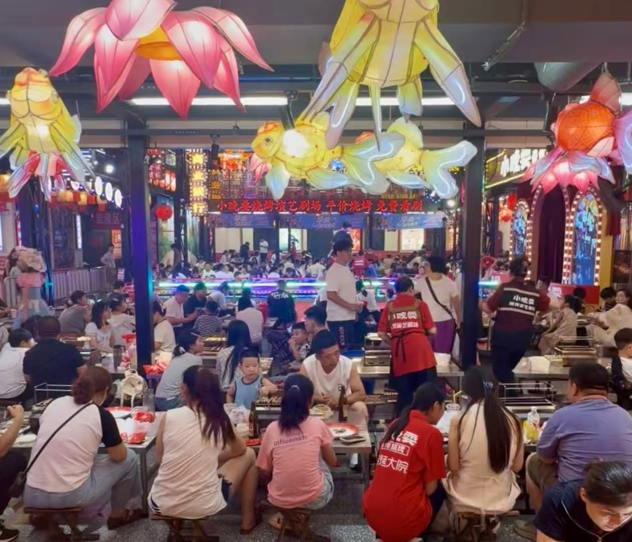 “进淄赶烤”如今你给几分?淄博烧烤:烟火气里品“淄”味丨活力中国调研行 “进淄赶烤”如今你给几分?淄博烧烤:烟火气里品“淄”味丨活力中国调研行