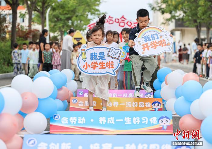 山东荣成:多彩活动迎新生 山东荣成:多彩活动迎新生