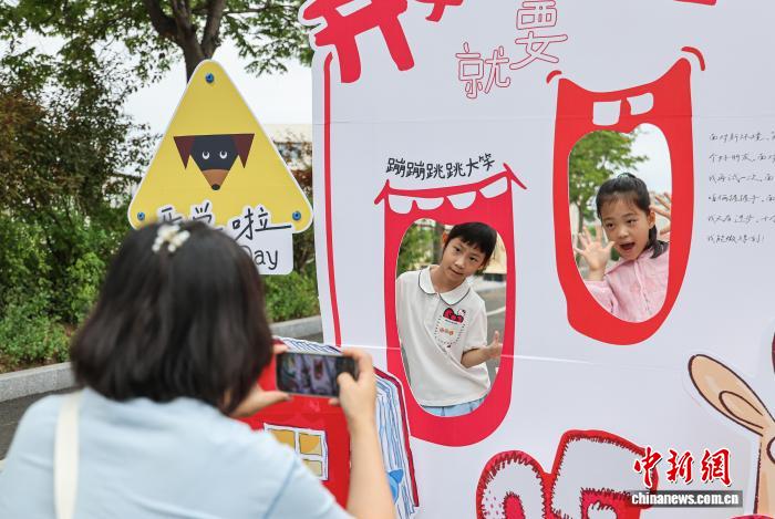 山东荣成:多彩活动迎新生