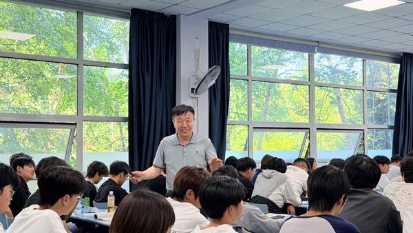 一本教材与中国汽车产业的“赛跑”