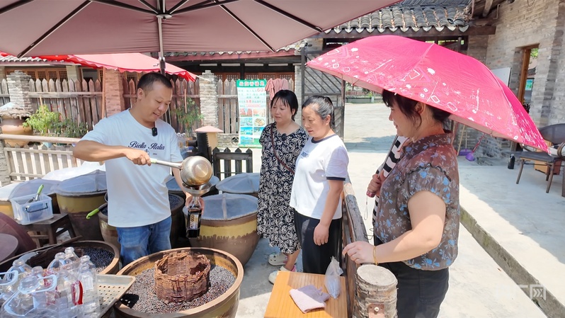 【习声回响·聆听温暖中国】蜀乡“战旗”红 坊间万象新