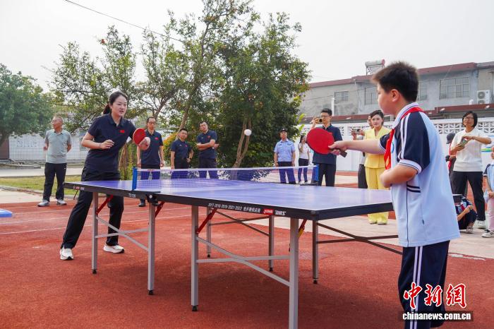 河南新乡:乒羽冠军进校园 与学生互动打球 河南新乡:乒羽冠军进校园与学生互动打球