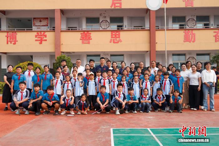 河南新乡:乒羽冠军进校园 与学生互动打球
