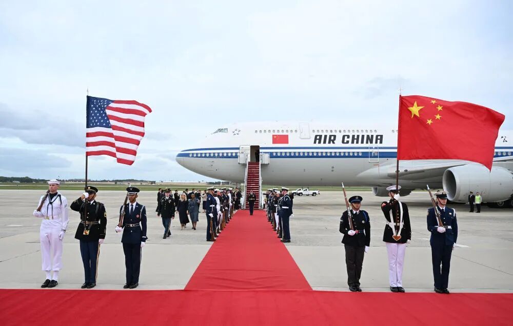 习近平抵达华盛顿,特朗普机场热情迎接