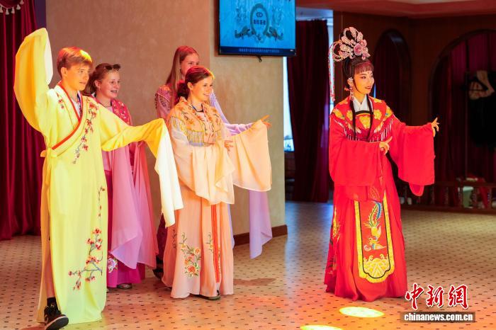 新西兰青少年在海口体验琼剧