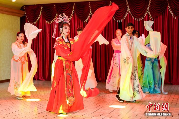 新西兰青少年在海口体验琼剧