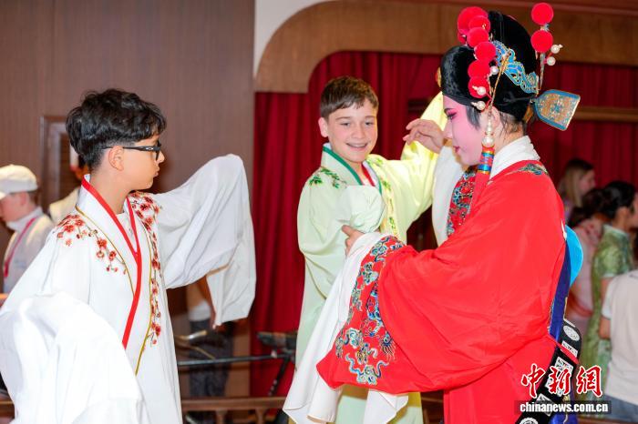 新西兰青少年在海口体验琼剧
