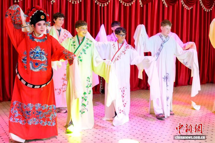 新西兰青少年在海口体验琼剧