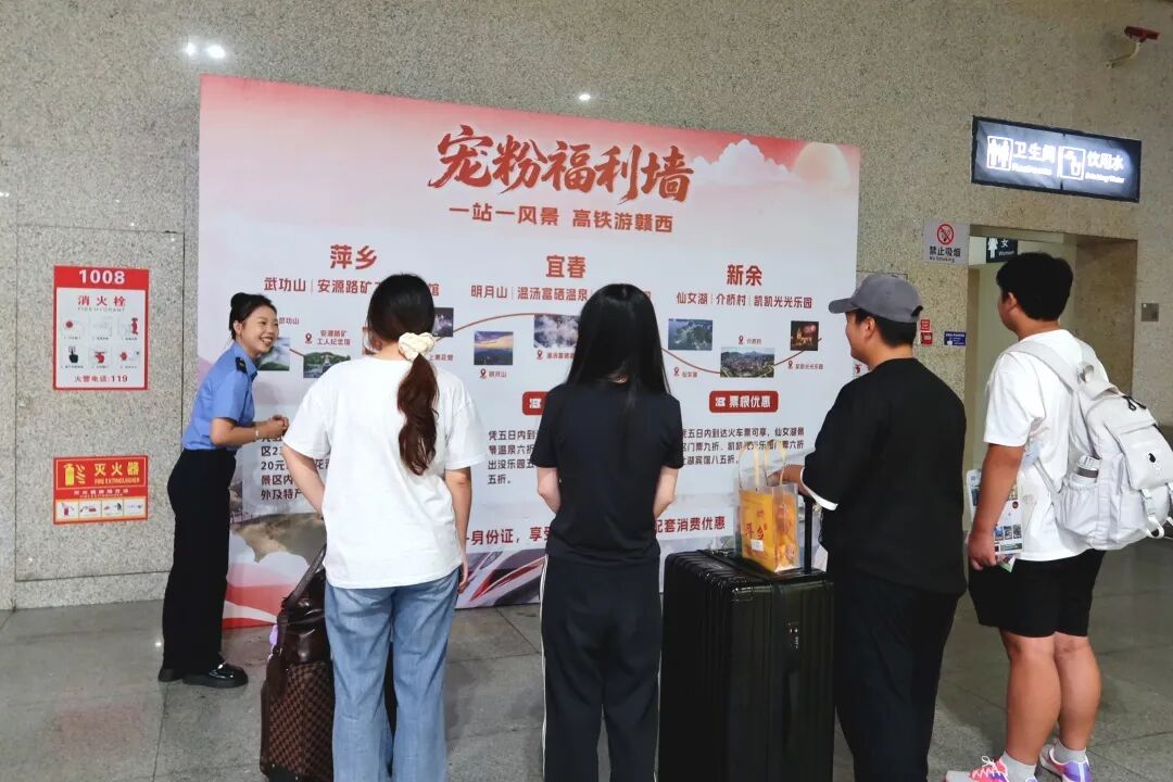 我的铁路风景|候车室里搭“文化集市”,将赣西三地风光送到旅客身边!