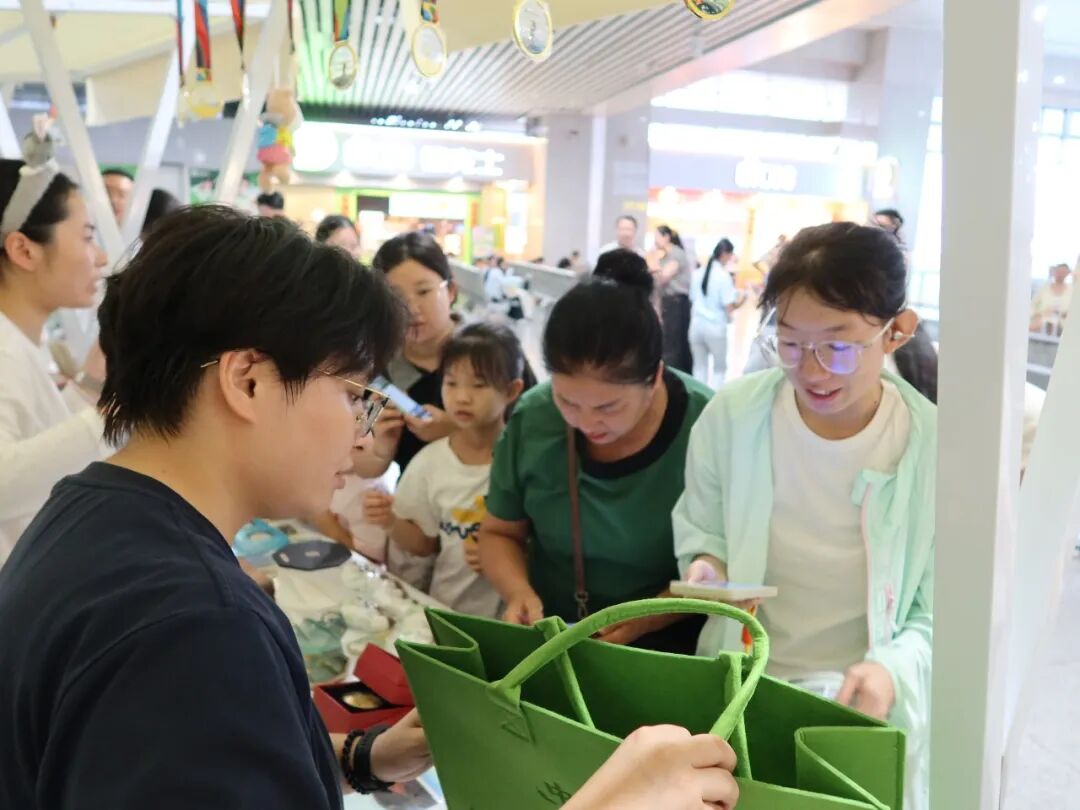 我的铁路风景|候车室里搭“文化集市”,将赣西三地风光送到旅客身边!