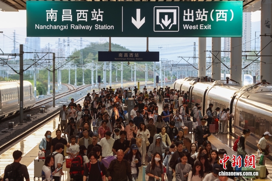 中国交通运输部:2026年国庆假期 全社会跨区域人员流动量21.42亿人次 中国交通运输部:2026年国庆假期 全社会跨区域人员流动量21.42亿人次
