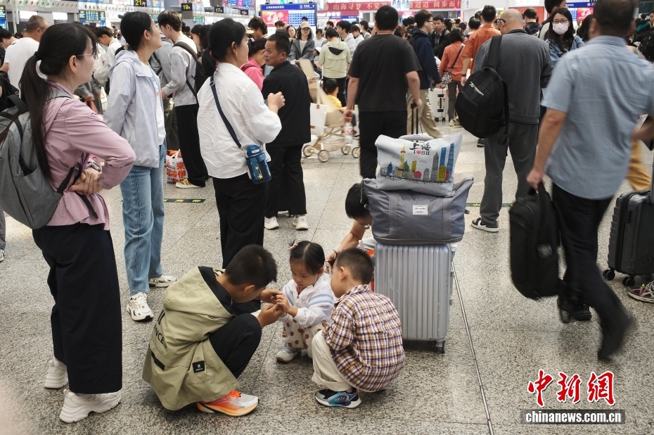 中国交通运输部:2026年国庆假期 全社会跨区域人员流动量21.42亿人次 中国交通运输部:2026年国庆假期 全社会跨区域人员流动量21.42亿人次