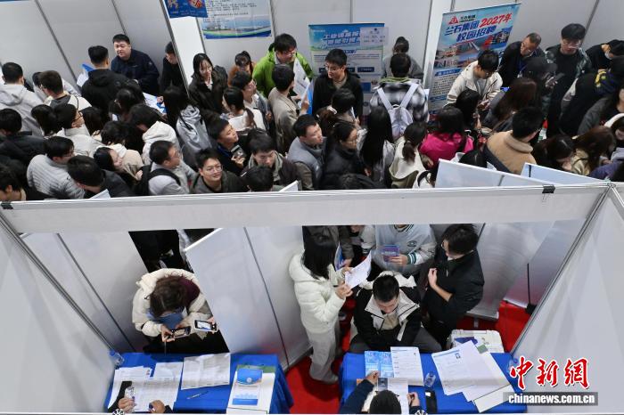 吉大秋季双选会:1100余家企业携4.5万岗位揽才