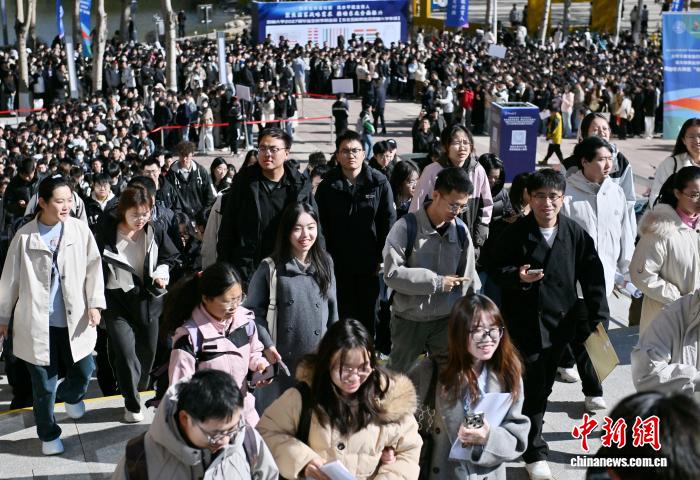 吉大秋季双选会:1100余家企业携4.5万岗位揽才