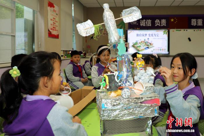 河南南阳:师生变废为宝践行勤俭理念