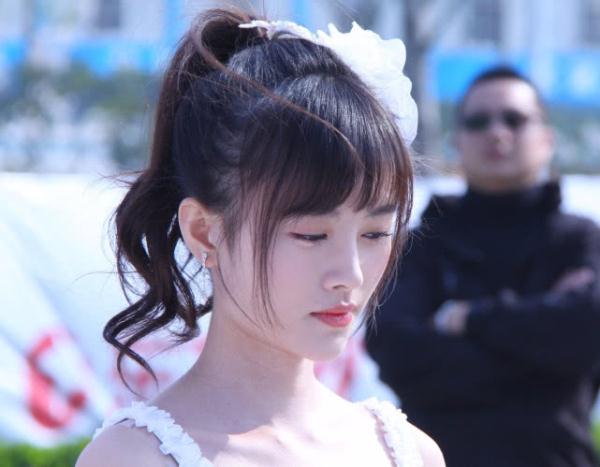 鞠婧祎出席活动发型 5701281992809167240.jpg