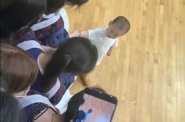 握手视频小孩 4817146786667477929.jpg