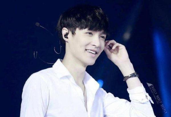 极限挑战综艺张艺兴和女嘉宾 6897542685980509535.jpg