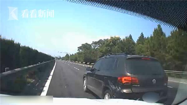 随意变道被追尾 5026278680409387836.jpg