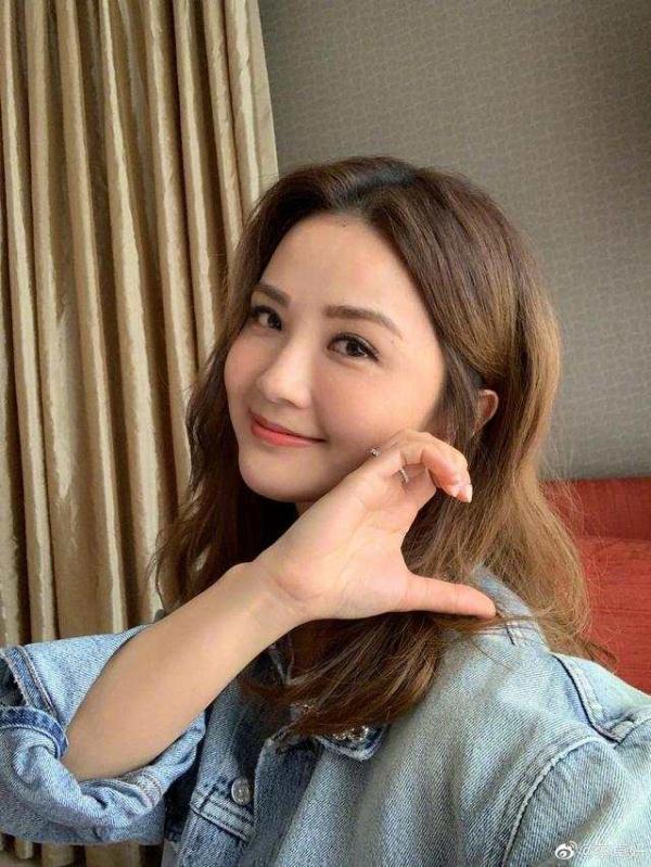 37岁蔡卓妍身材好到万人迷，声称维持好身材全靠自律健身