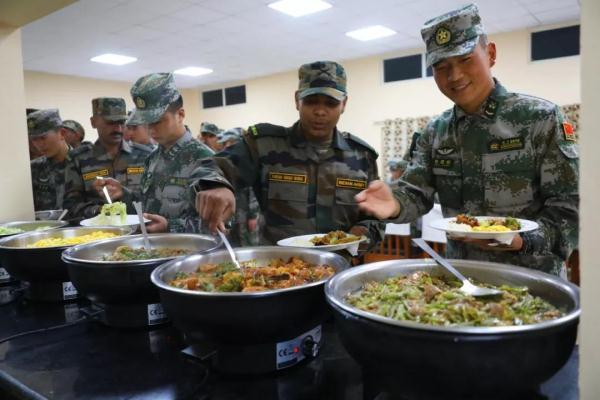 中印陆军联训暖心一幕:印度官兵用筷子吃中餐 中印陆军联训暖心一幕:印度官兵用筷子吃中餐
