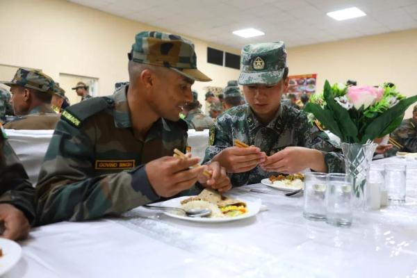 中印陆军联训暖心一幕:印度官兵用筷子吃中餐 中印陆军联训暖心一幕:印度官兵用筷子吃中餐