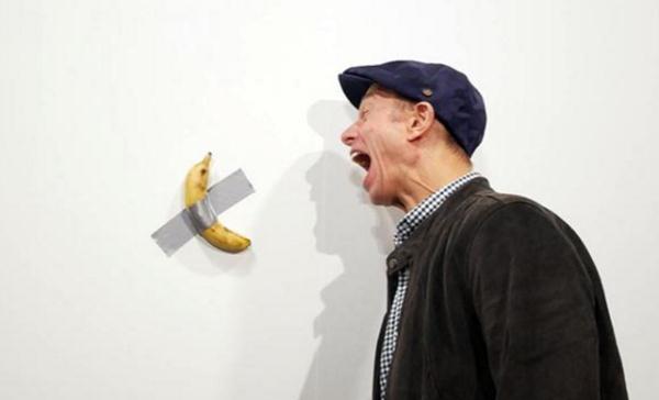 他用胶布把香蕉贴在墙上，3根卖270万，网友看不懂，专家：不贵