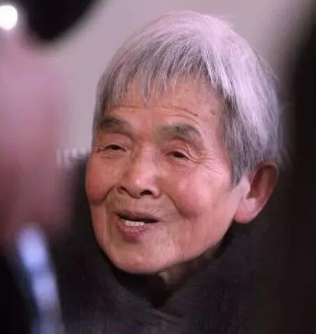 “学霸奶奶”81岁大学毕业 ，会五种语言，还会修图 ：别叫我奶奶，请叫我薛敏修同学