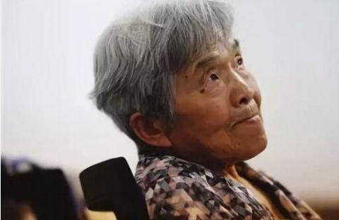 “学霸奶奶”81岁大学毕业 ，会五种语言，还会修图 ：别叫我奶奶，请叫我薛敏修同学
