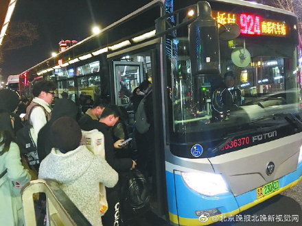 北京近80条公交线路延长营业时间，上班族回家不再难
